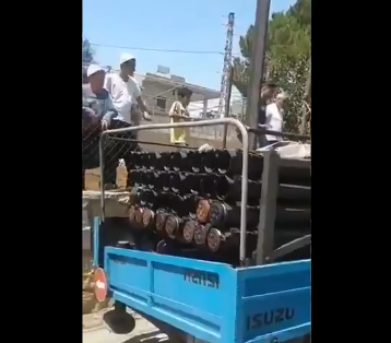 فيديو : لبنانيون يمنعون عناصر 